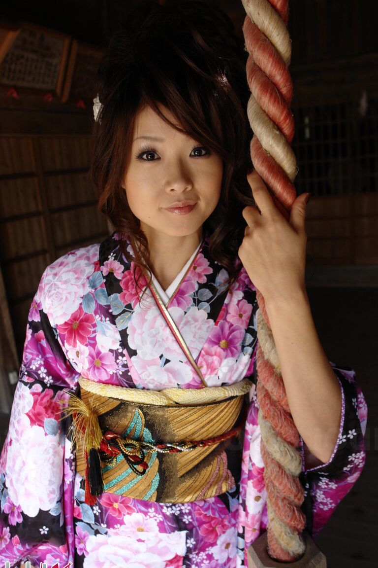 15P A japonesa Chiaki usa roupas tradicionais enquanto modela sem nudez