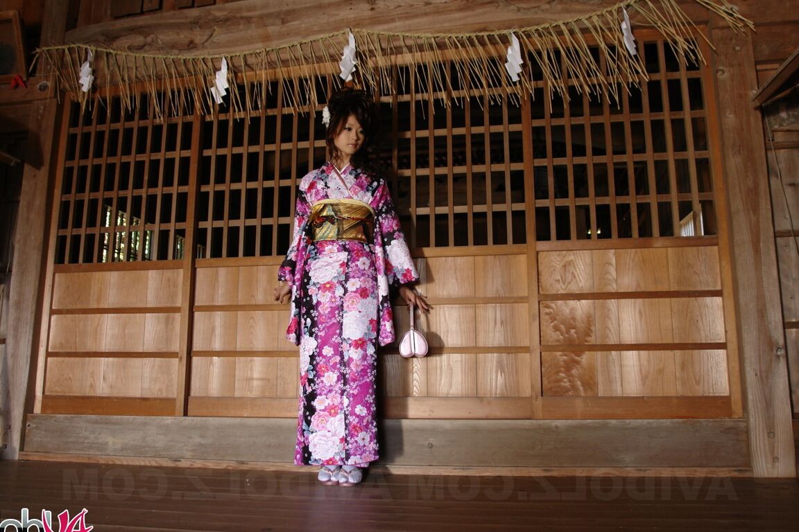 15P A japonesa Chiaki usa roupas tradicionais enquanto modela sem nudez
