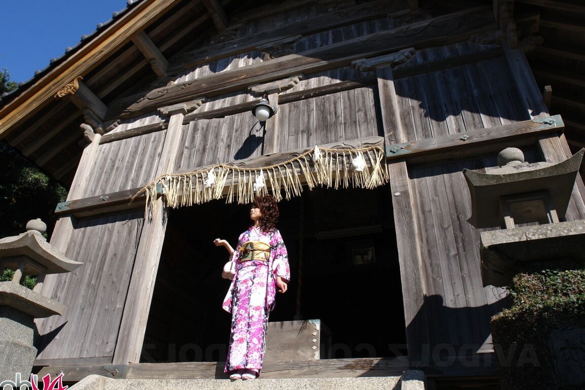 15P A japonesa Chiaki usa roupas tradicionais enquanto modela sem nudez