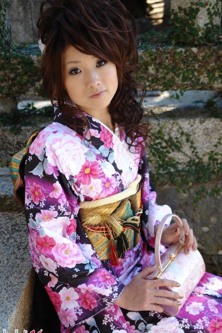 15P A japonesa Chiaki usa roupas tradicionais enquanto modela sem nudez