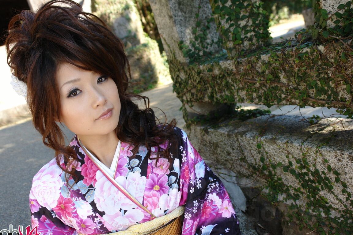 15P A japonesa Chiaki usa roupas tradicionais enquanto modela sem nudez