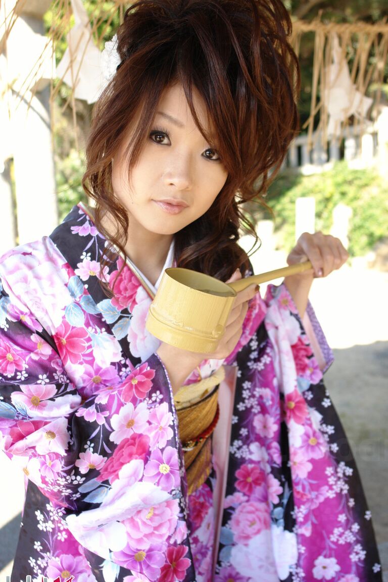 15P A japonesa Chiaki usa roupas tradicionais enquanto modela sem nudez