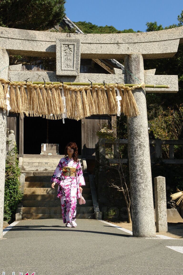 15P A japonesa Chiaki usa roupas tradicionais enquanto modela sem nudez