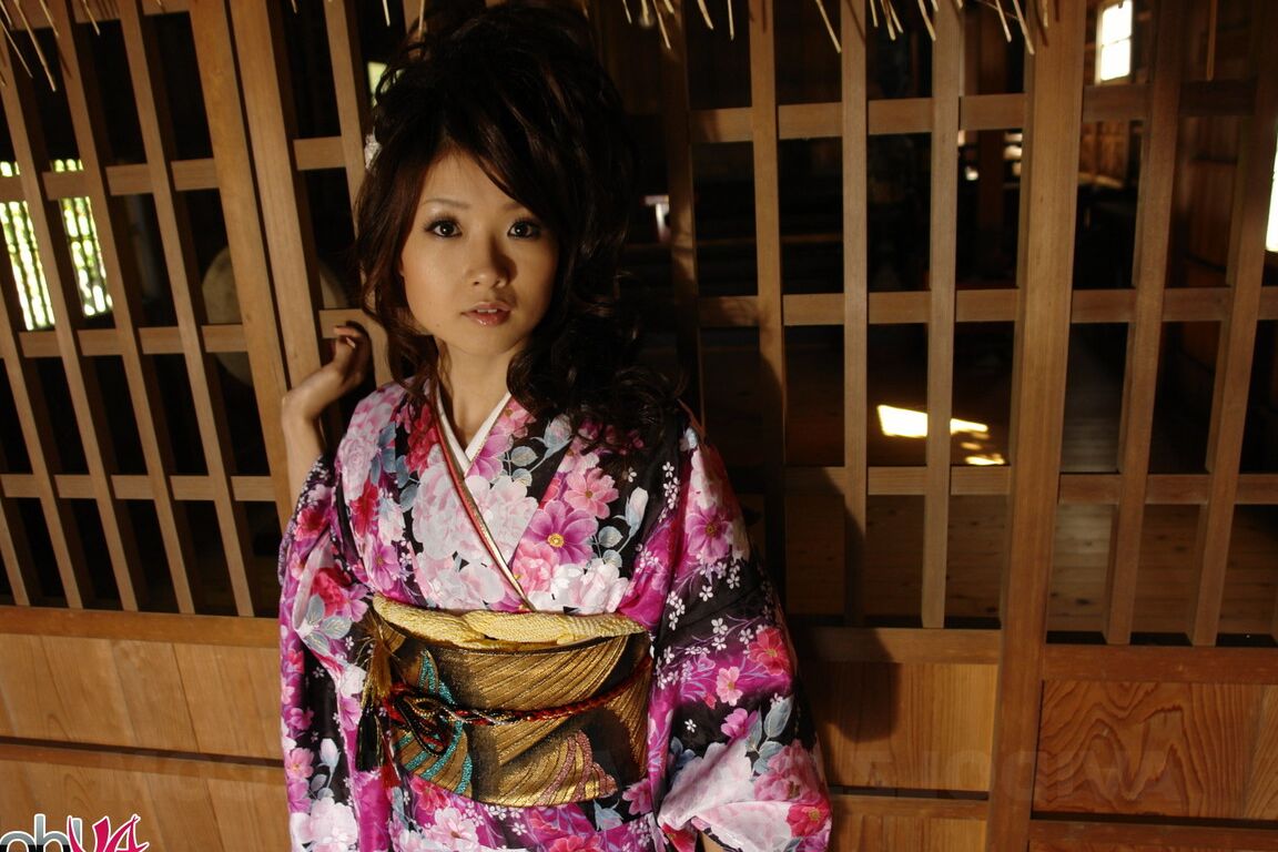 15P A japonesa Chiaki usa roupas tradicionais enquanto modela sem nudez