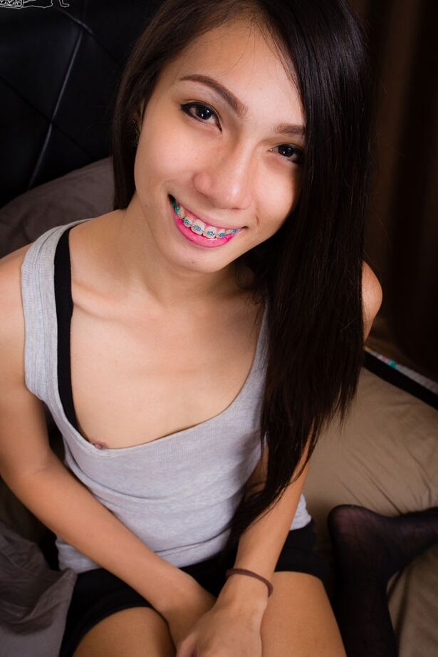 15P Sexy Aoh es una chica impresionante con un cuerpo sexy y delgado, pequeñas tetas naturales,