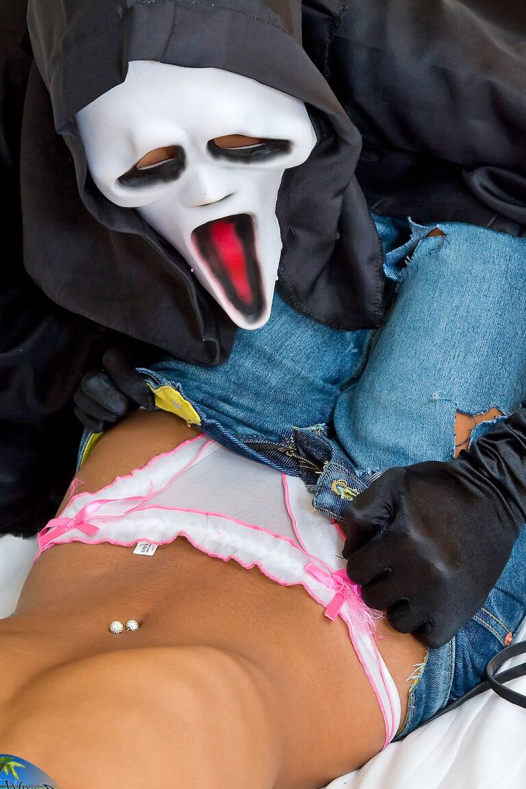 21P La sexy ladyboy tailandesa Areeya es atada y complacida por su pareja en Halloween