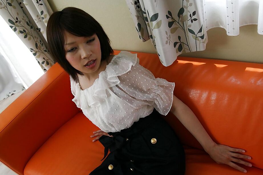 16P Garota asiática Megumi Morishima se despindo e abrindo as pernas