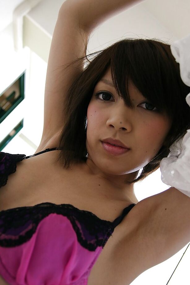 16P Garota asiática Megumi Morishima se despindo e abrindo as pernas