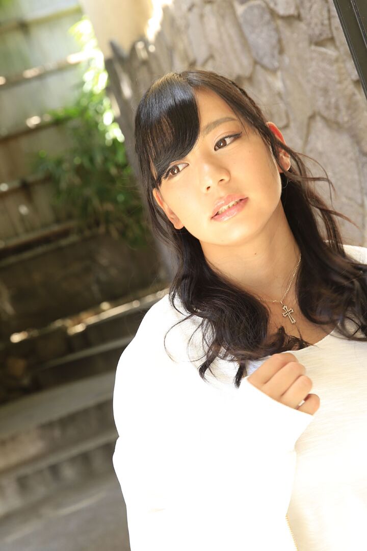 20P Japanese babe with big juggs Makoto Shiraishi rides a dong with her asshole