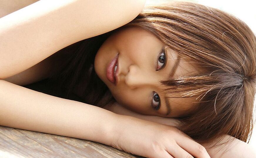 16P A adorável adolescente japonesa Hara Sarasa fica nua em casa durante um show solo