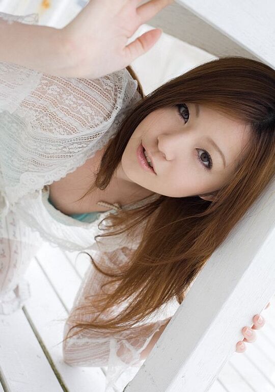 16P La adorable adolescente japonesa Rina Koizumi expone sus bragas bajo la falda en acción en solitario