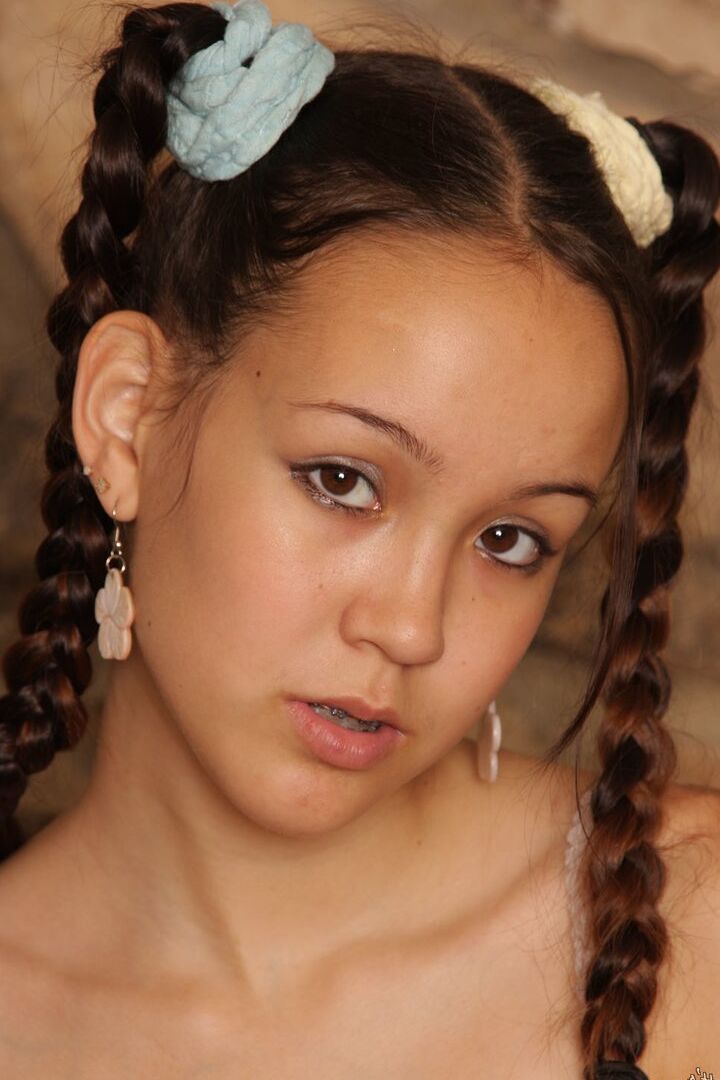 16P A pequena garota asiática Amai Liv mostra sua buceta apertada depois de um strip-tease