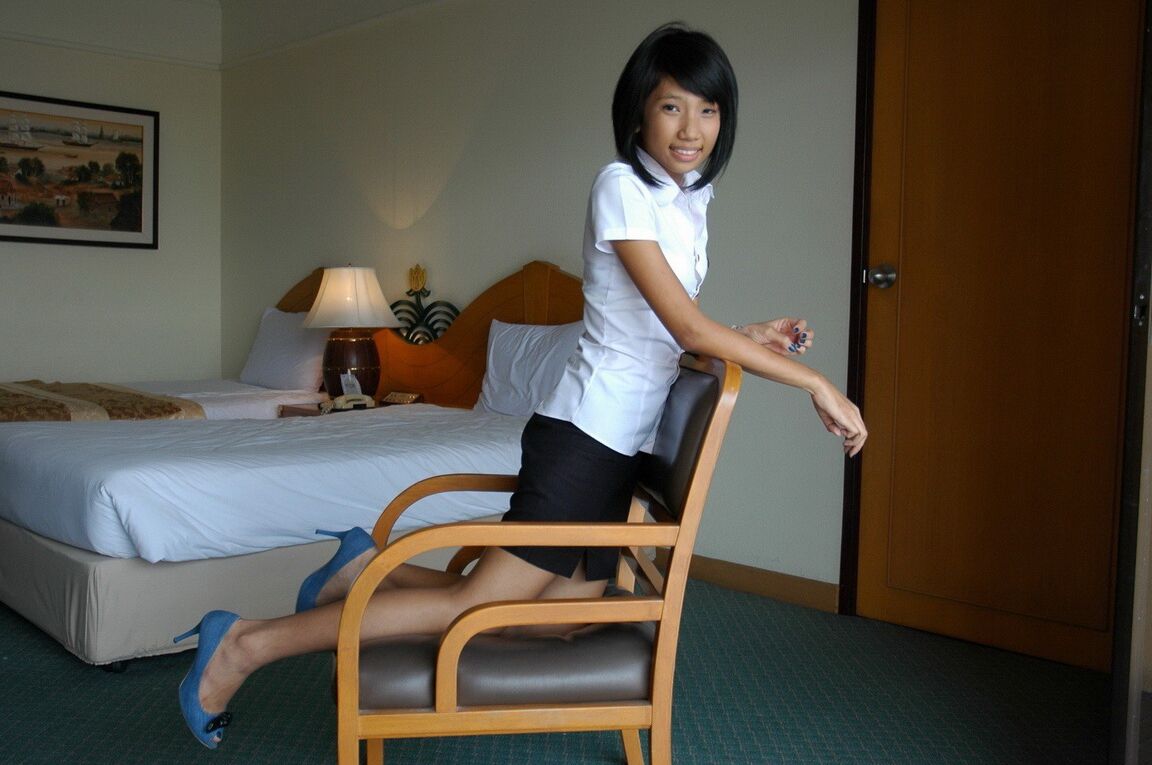 12P Petite ado asiatique fait sa première nue sur le lit d'une chambre d'hôtel