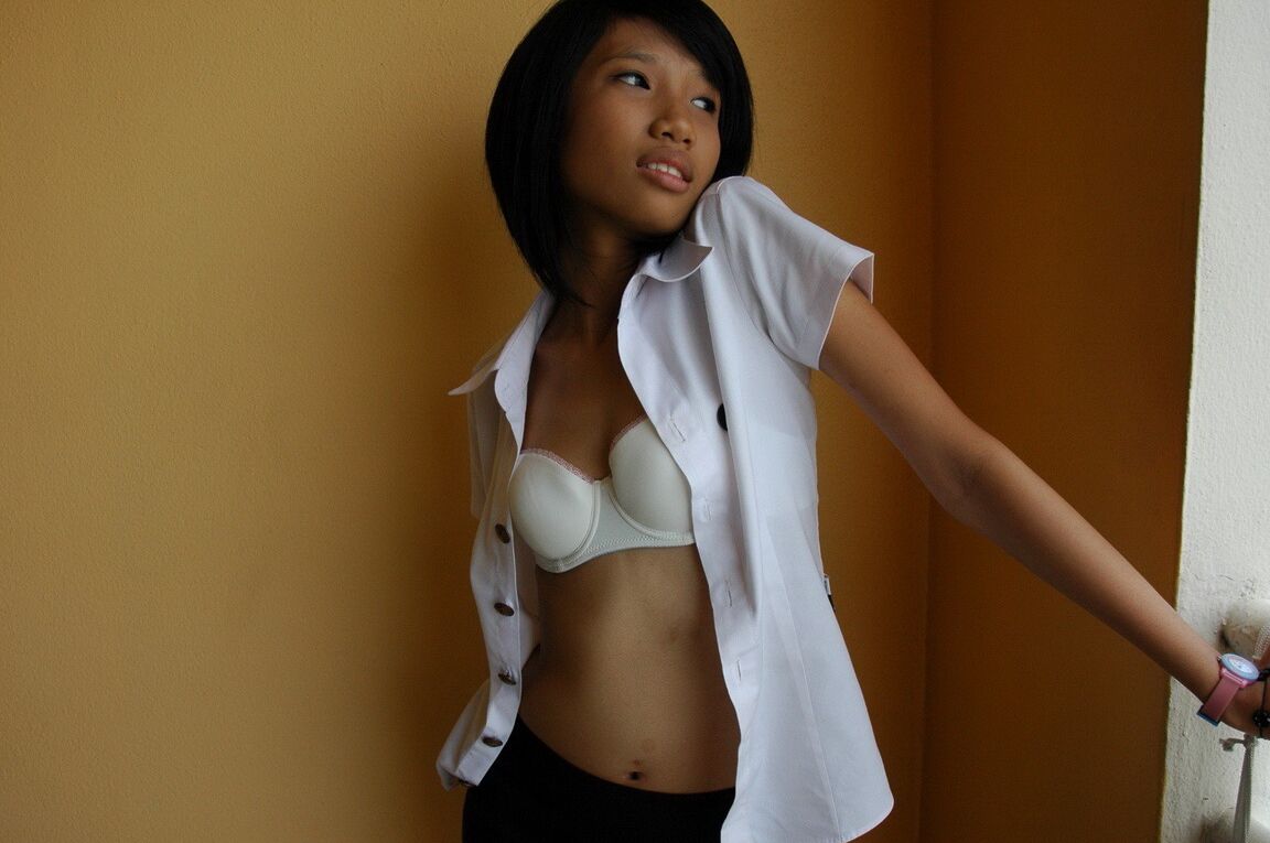 12P Petite ado asiatique fait sa première nue sur le lit d'une chambre d'hôtel