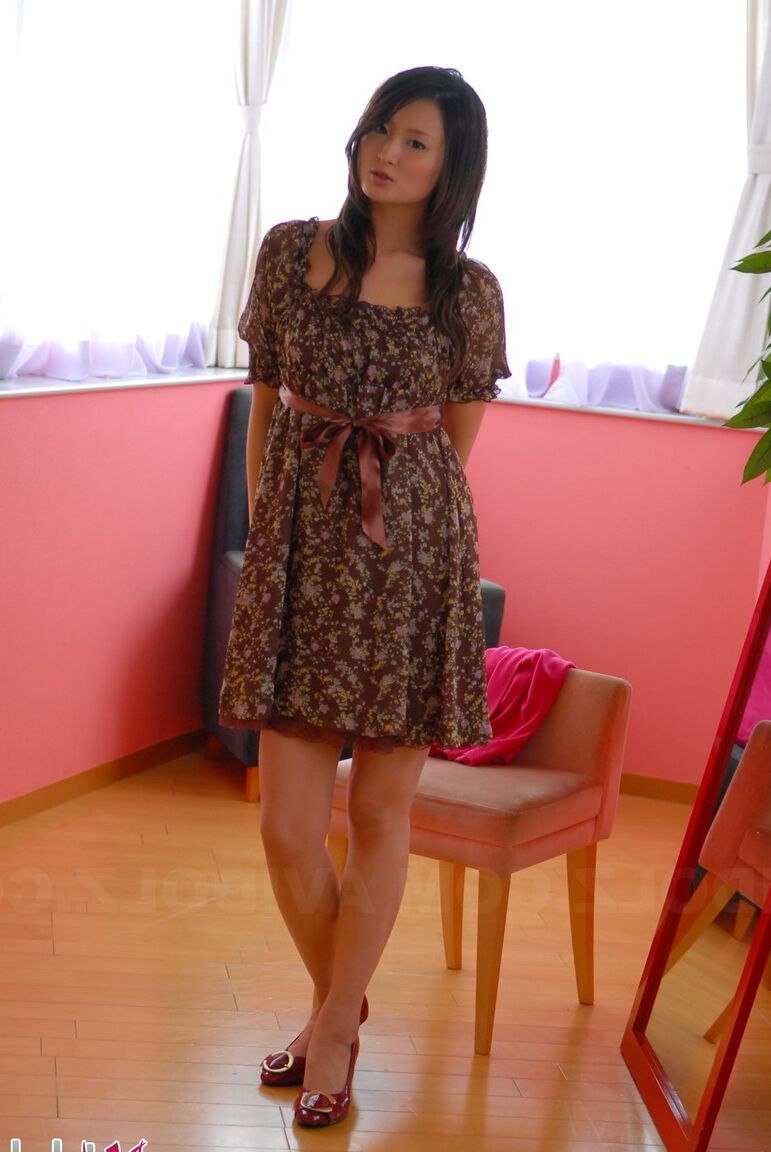 15P Une adolescente japonaise avec un joli visage montre ses jambes dans une robe courte et des talons
