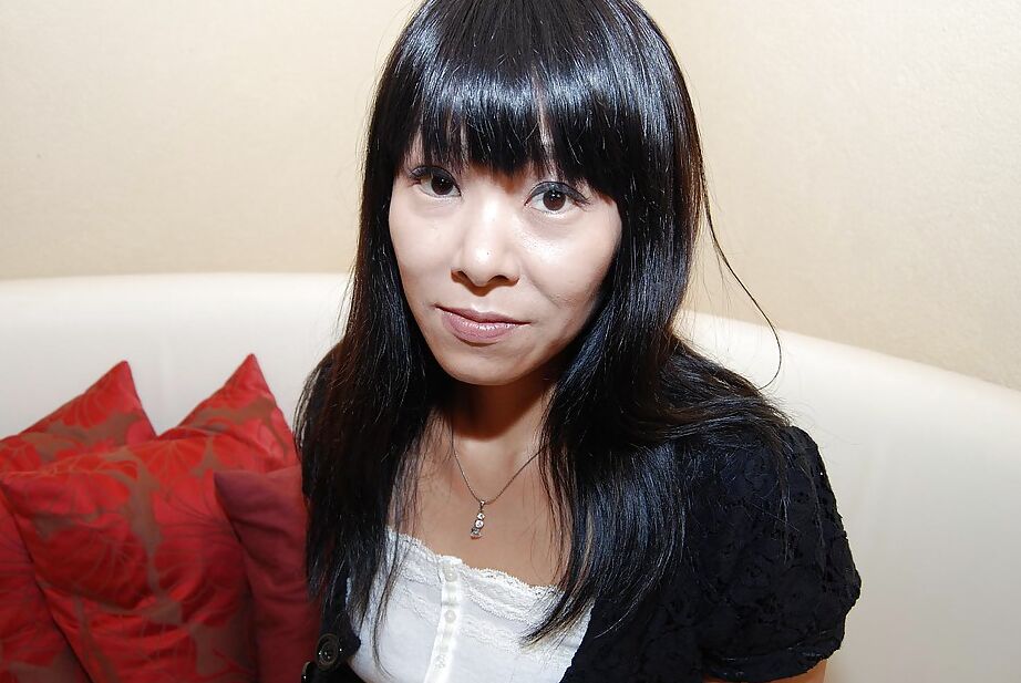 16P Yumiko Takase, une MILF asiatique forte, se masturbe avec la grâce d'une salope.