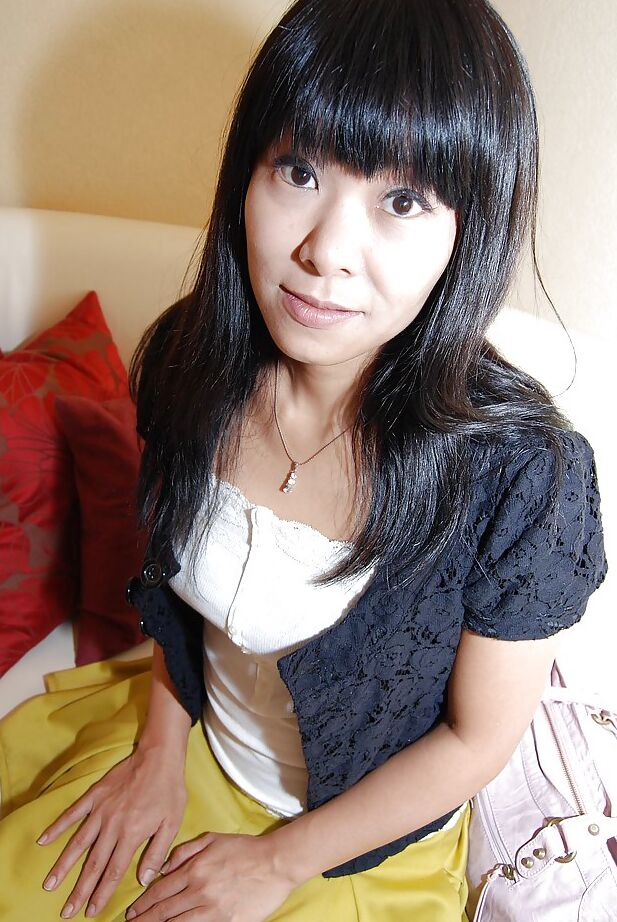 16P Yumiko Takase, une MILF asiatique forte, se masturbe avec la grâce d'une salope.