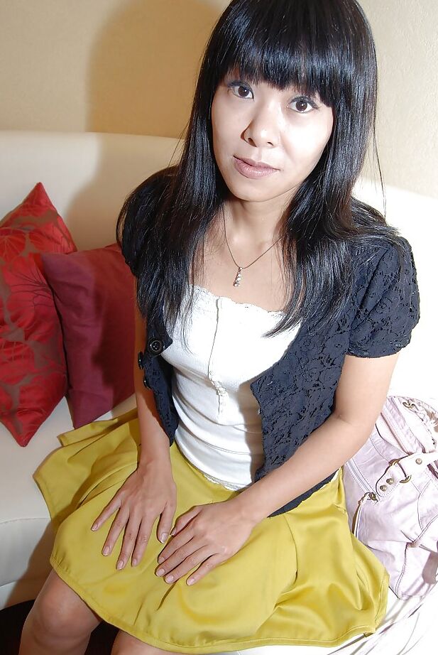 16P Yumiko Takase, une MILF asiatique forte, se masturbe avec la grâce d'une salope.