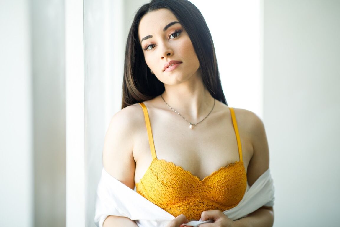 15P Une superbe teen brune découvre ses petits seins avant de montrer son butin nu