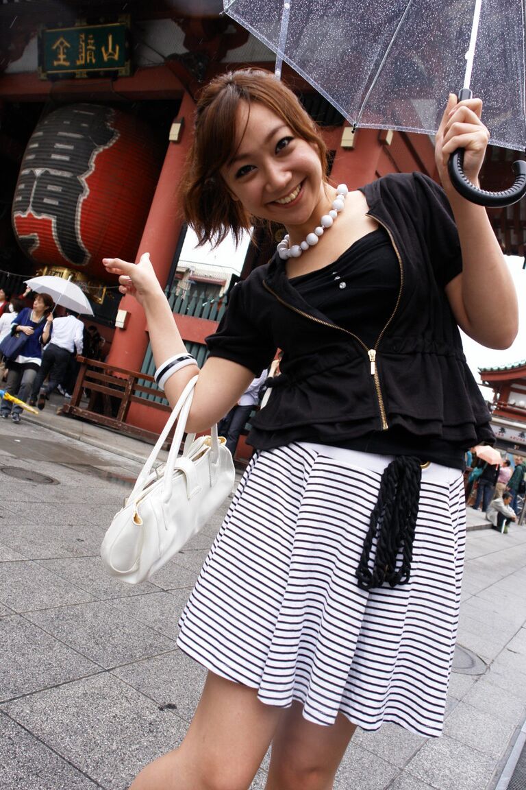 21P Lovely Japanese lady Ryo Akanishi flashes her cute panties in public