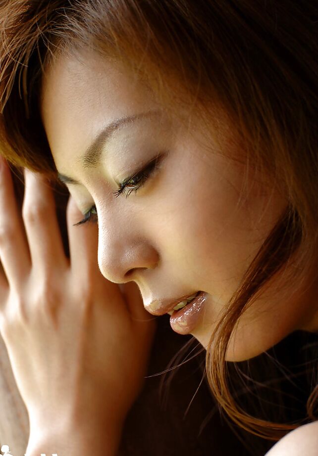 15P Jolie asiatique au cul sexy enlevant même sa culotte