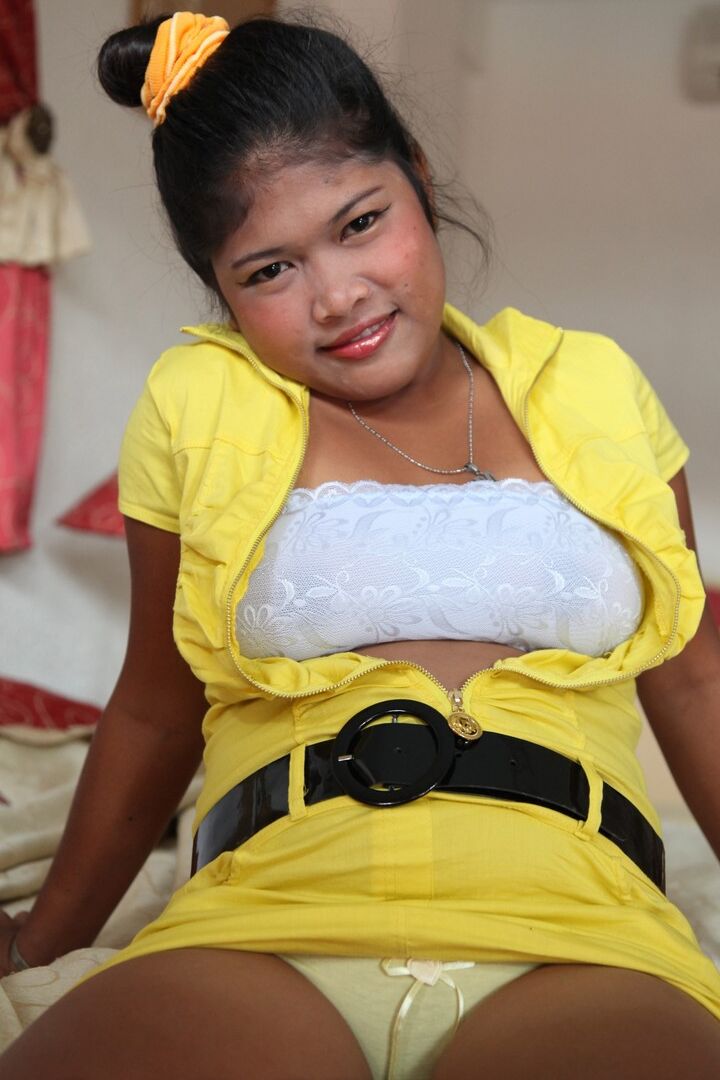 15P Chica filipina expone sus tetas y su coño recortado para un turista sexual