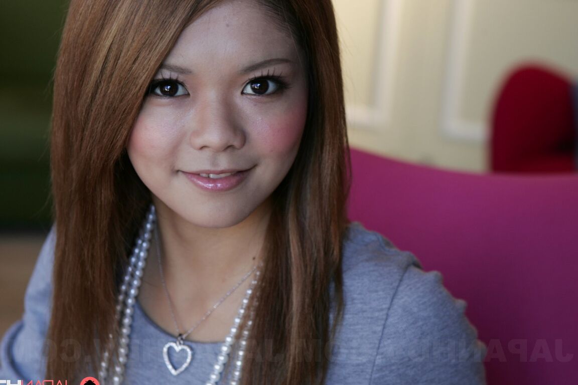 15P 美しいアジア人モデルのカノンが短いスカートでポーズをとりながら熱いスカートを点滅させます