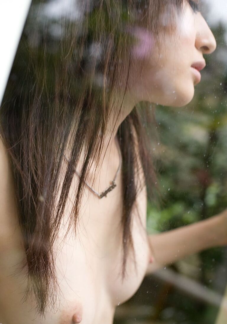 16P La hermosa joven japonesa Misa Shinozaki cruza sus piernas desnudas después de desnudarse