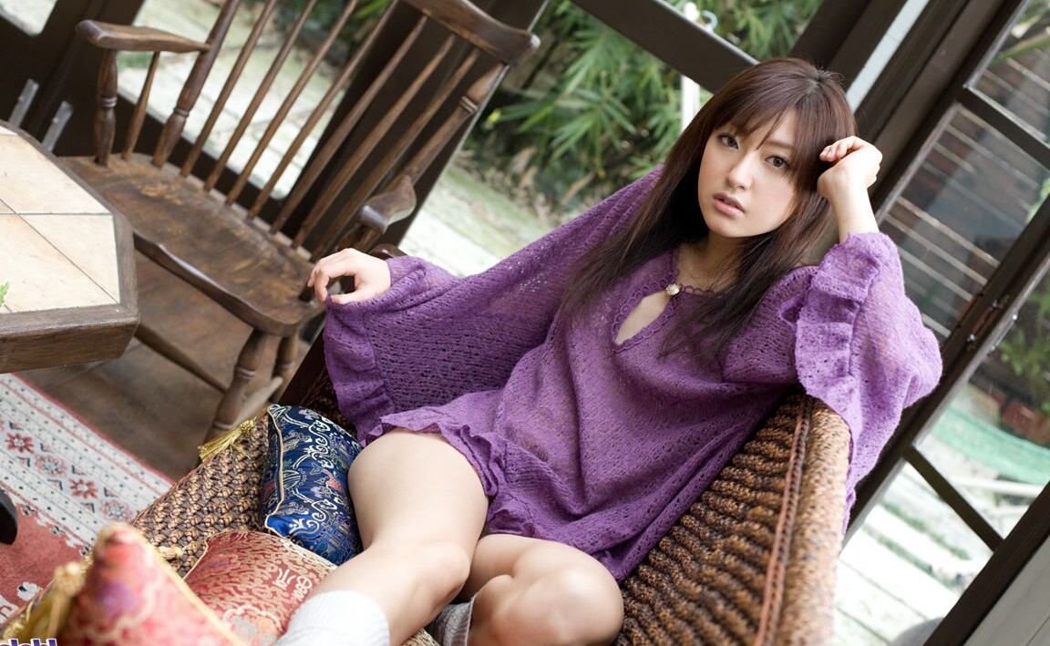 16P La hermosa joven japonesa Misa Shinozaki cruza sus piernas desnudas después de desnudarse