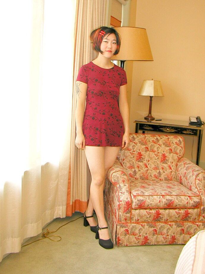 16P amateur asiatique exhibant sa culotte et sa cuisse en talons hauts