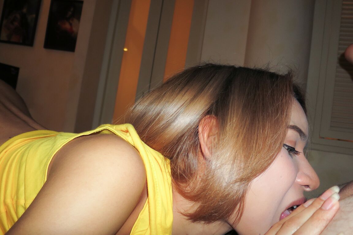17P Heureuse transexuelle asiatique Benty tire une bite bien dure