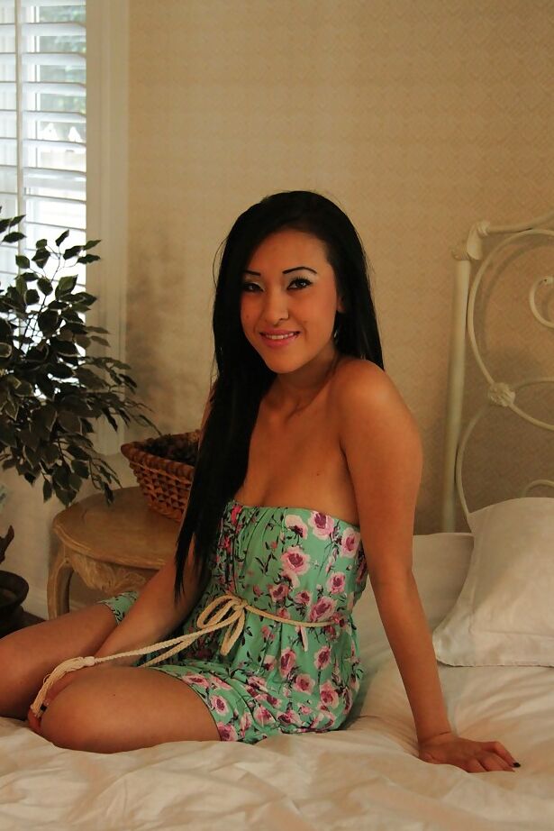 15P Amador Asiático Jayden Lee está tocando sua linda vagina precisa