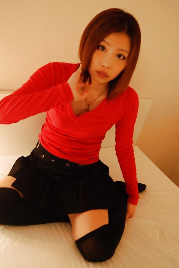 16P A adolescente asiática Naoko Miyamura se despindo e expondo sua boceta suculenta em close-up