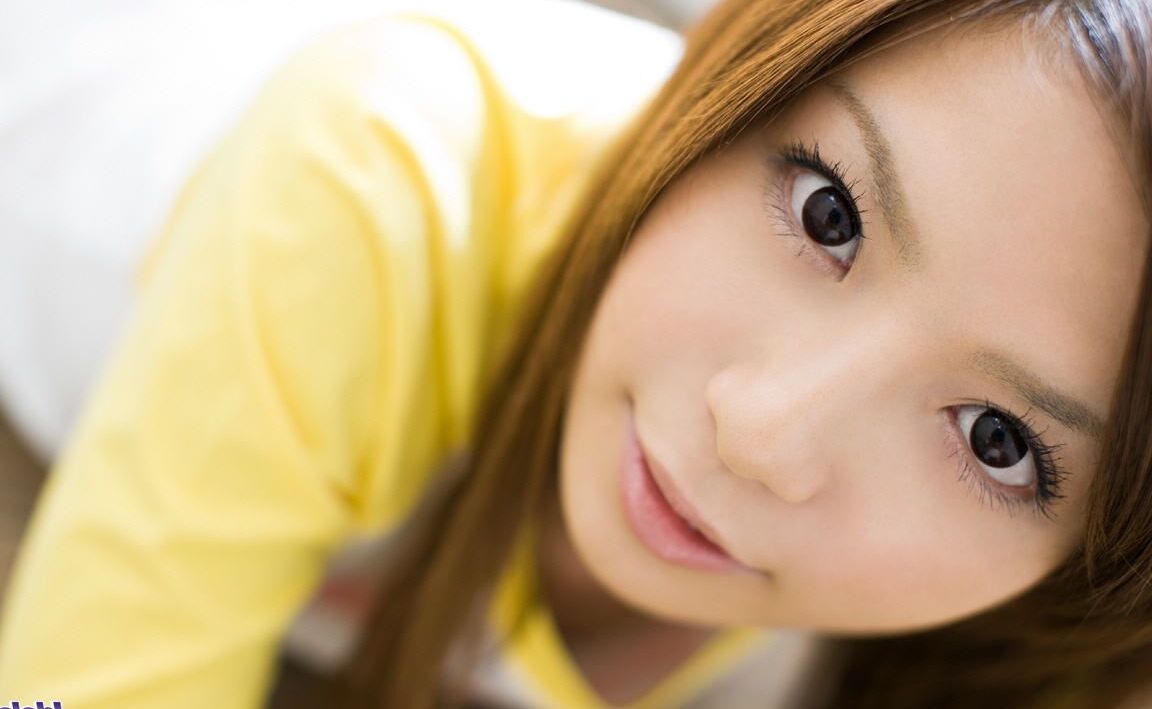 16P La adorable adolescente japonesa Riri Kuribayashi se desnuda totalmente mientras se cambia
