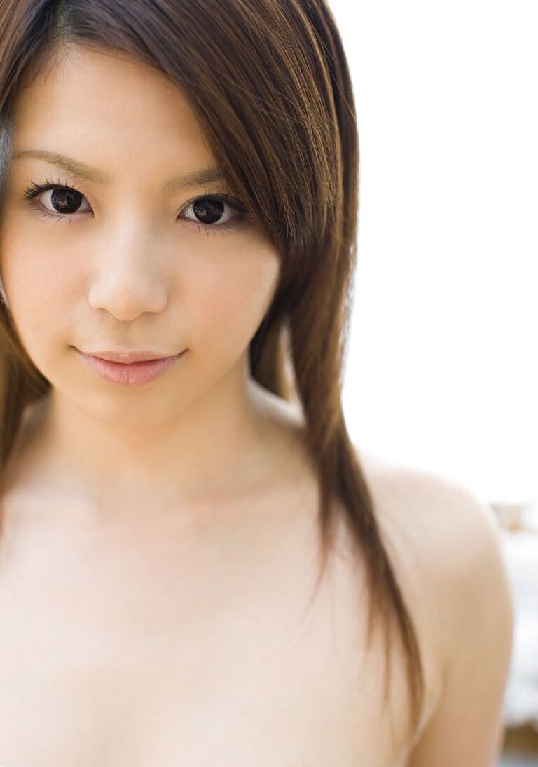 16P La adorable adolescente japonesa Riri Kuribayashi se desnuda totalmente mientras se cambia