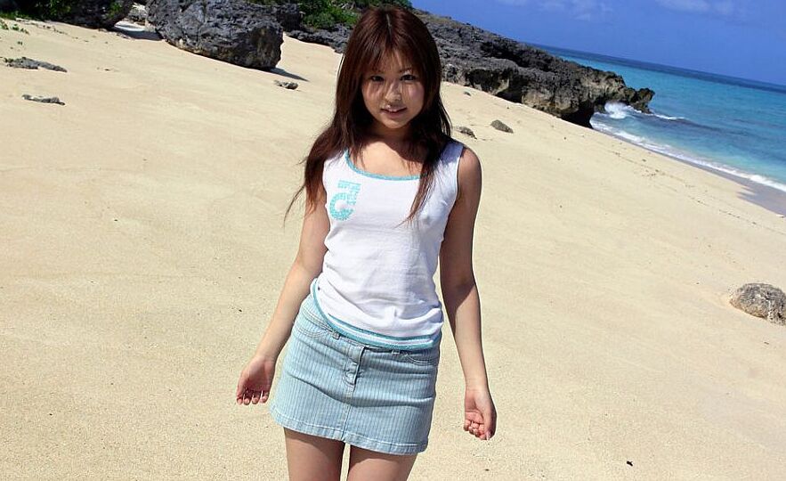 16P 愛らしい日本の女の子、杉浦美優が裸になりながら砂をまとったお尻を解放します