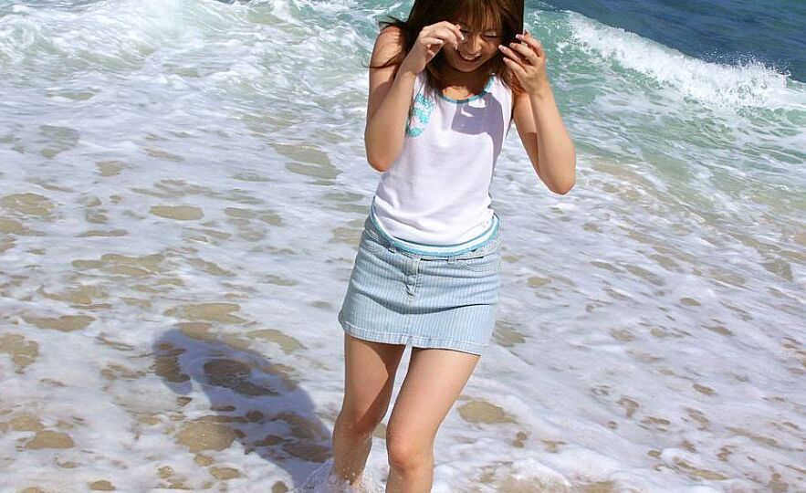 16P 愛らしい日本の女の子、杉浦美優が裸になりながら砂をまとったお尻を解放します