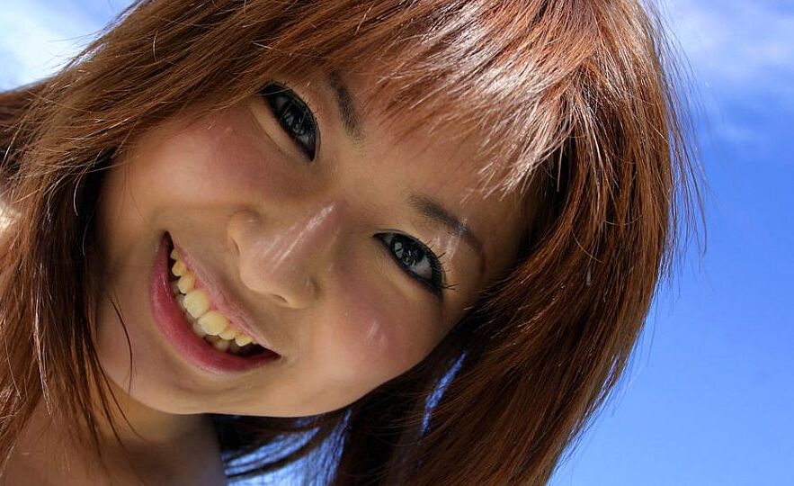 16P 愛らしい日本の女の子、杉浦美優が裸になりながら砂をまとったお尻を解放します