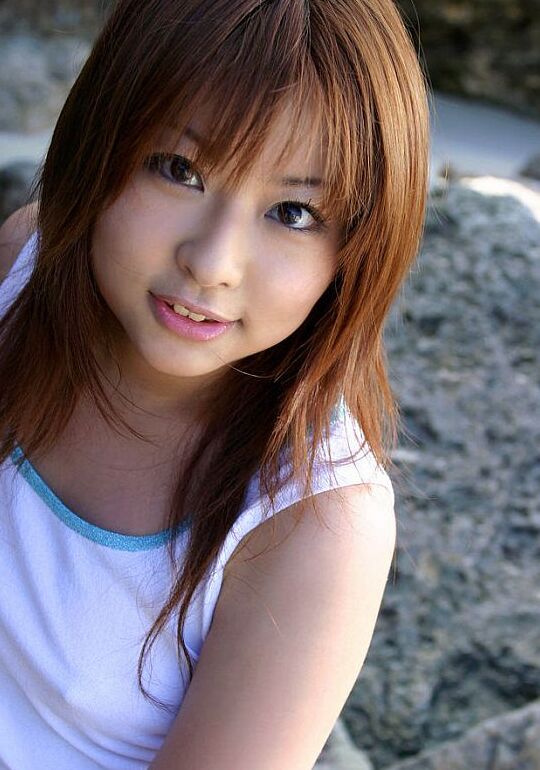 16P 愛らしい日本の女の子、杉浦美優が裸になりながら砂をまとったお尻を解放します