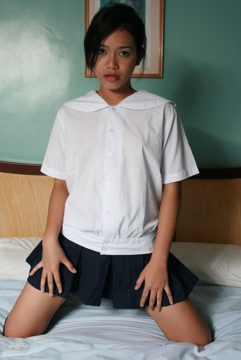 12P Estudante adolescente asiática gostosa tira o uniforme para esfregar a buceta careca na cama