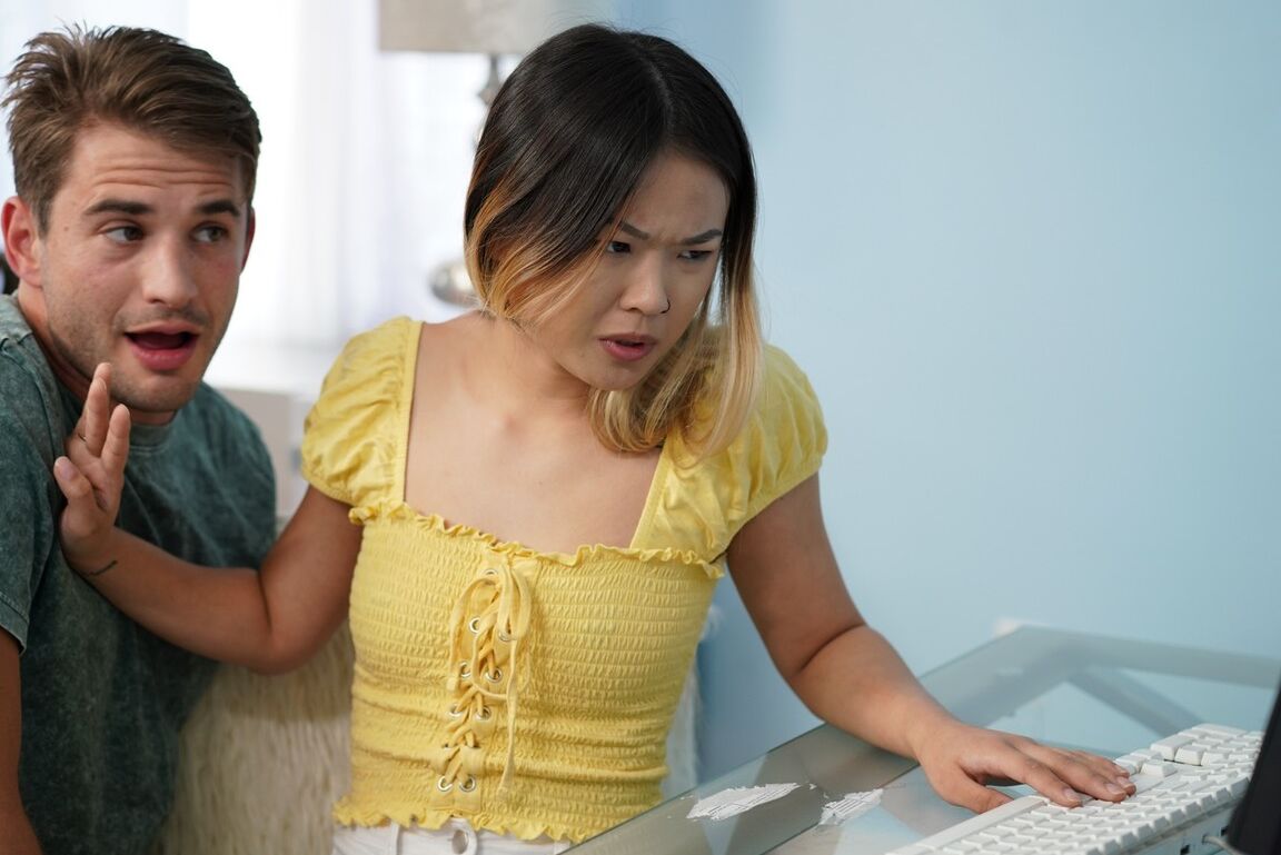 21P Doce adolescente asiática Lulu Chu mostra suas curvas e chupa um dong saboroso