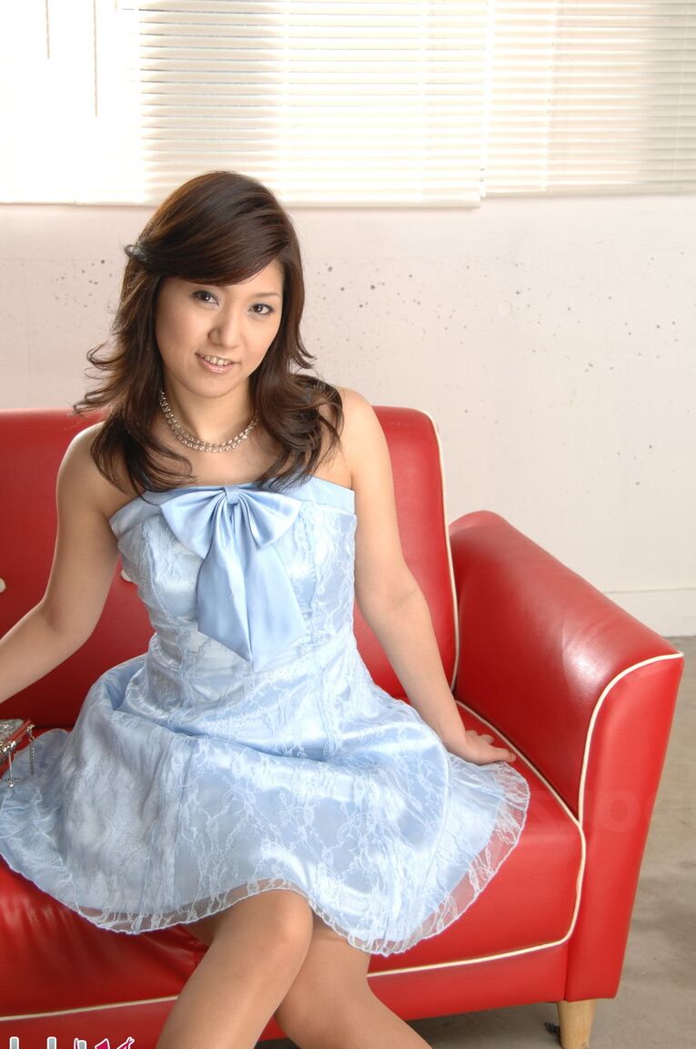 15P La dulce adolescente japonesa Saaya Hazuki muestra sus piernas con un bonito vestido y tacones