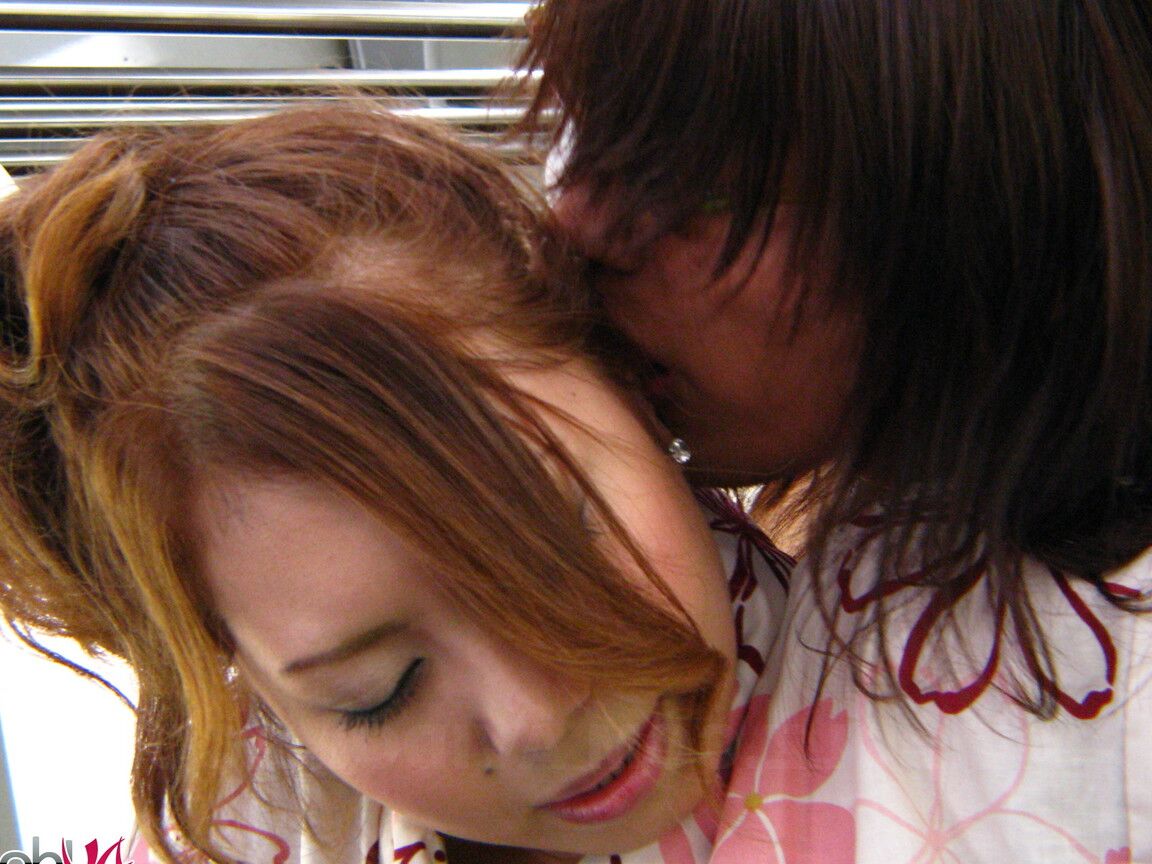 15P A adolescente ruiva japonesa Aya Fujii e seu amigo transam no vagão do metrô