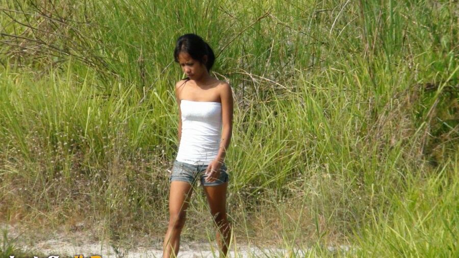 15P Chica filipina chupa el semen de una polla y también tiene sexo por dinero para comer