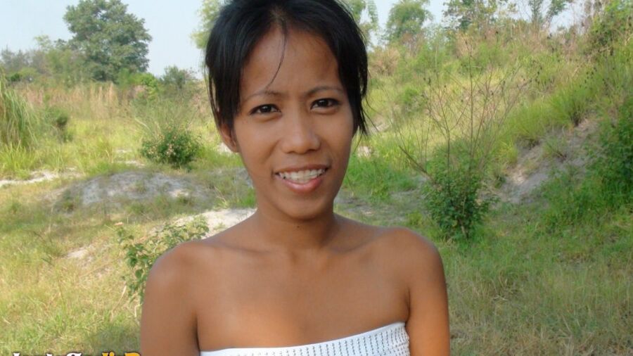 15P Chica filipina chupa el semen de una polla y también tiene sexo por dinero para comer