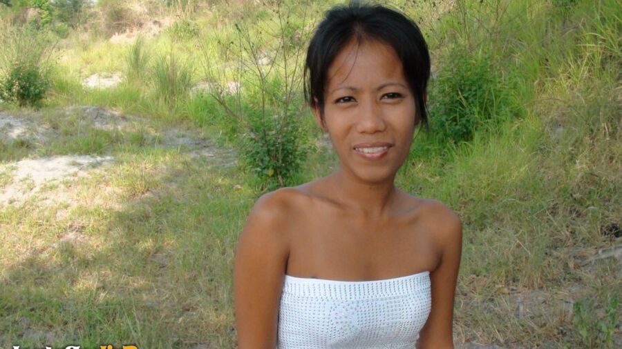 15P Chica filipina chupa el semen de una polla y también tiene sexo por dinero para comer