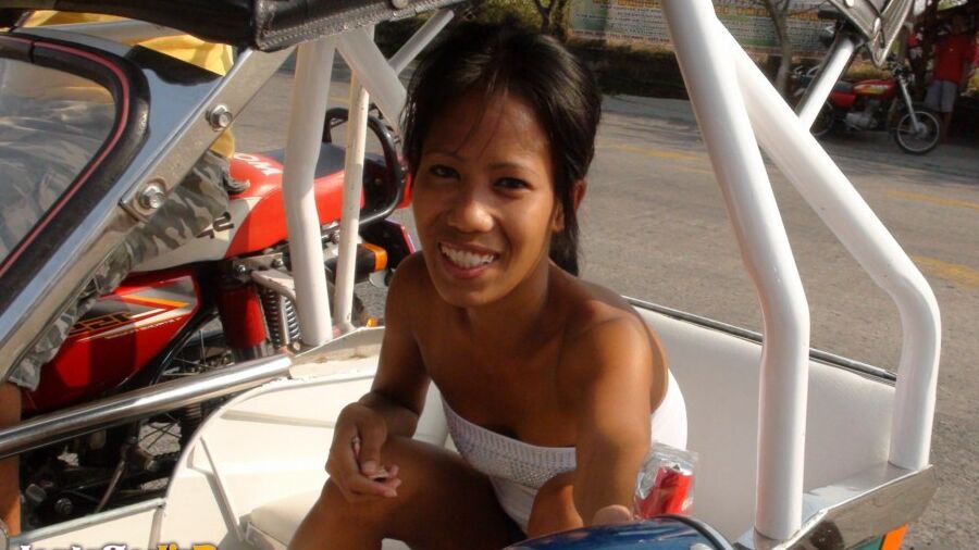 15P Chica filipina chupa el semen de una polla y también tiene sexo por dinero para comer