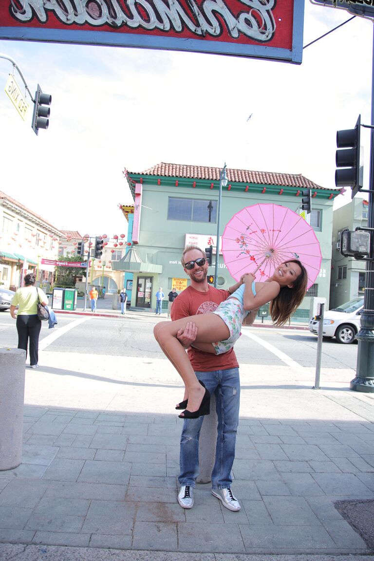 17P Petite ado chinoise en short Alina Li se fait sucer ses petits seins en public