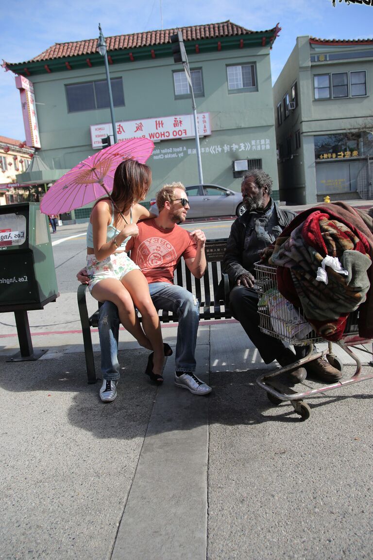 17P Petite ado chinoise en short Alina Li se fait sucer ses petits seins en public