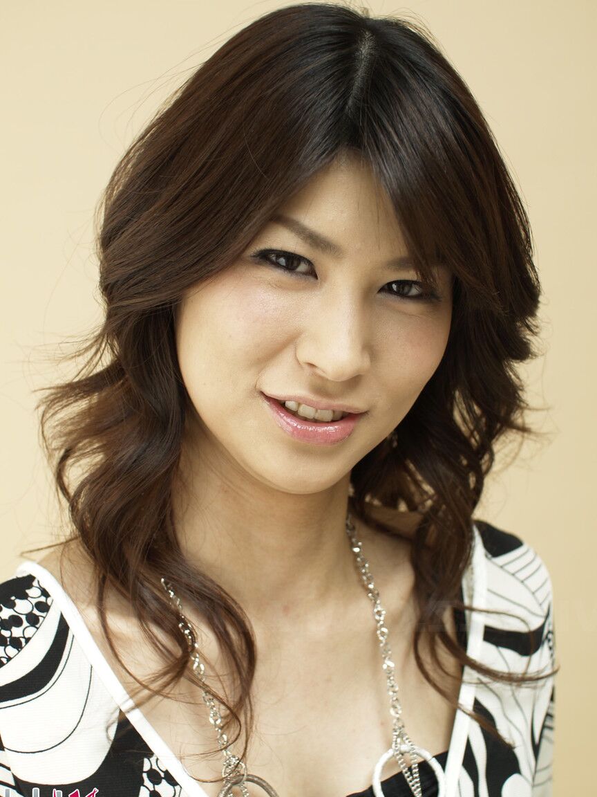 15P La adolescente japonesa Yuka Yamada, completamente vestida, muestra sus largas piernas con vestido y tacones